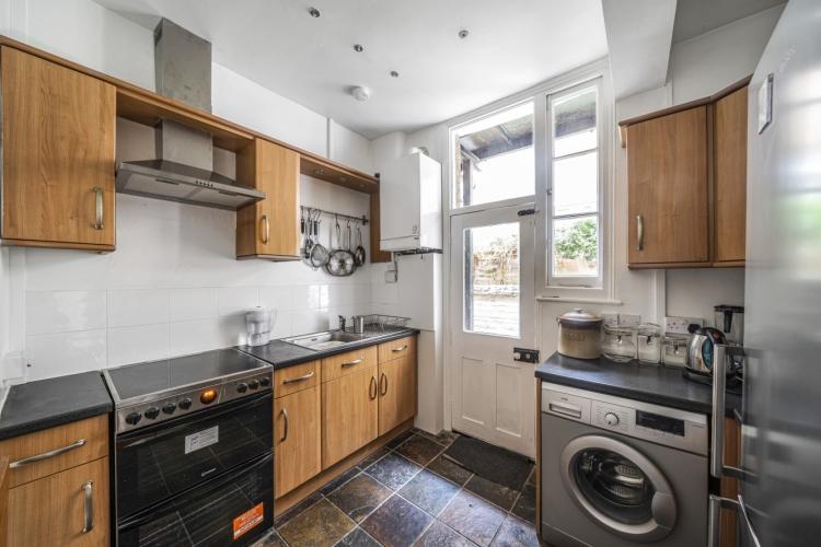 Newton Avenue London W3 2 bed apartment £2,097 pcm (£484 pw)