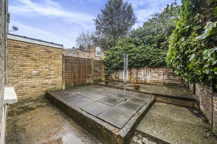 Newton Avenue London W3 2 bed apartment £2,097 pcm (£484 pw)