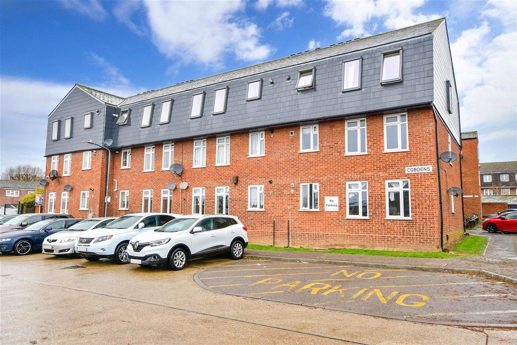 Limes Avenue, Chigwell, Essex 2 bed ground floor flat £270,000