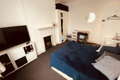 1 bedroom in a house share to rent, Maidstone Road, London N11