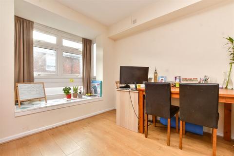 2 bedroom flat for sale, Maresfield, Croydon, Surrey