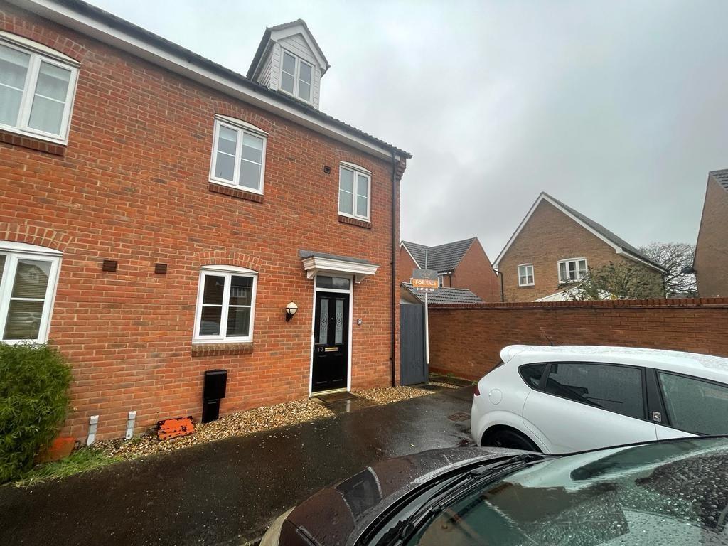 Walker Chase, Kesgrave IP5 3 bed townhouse £315,000