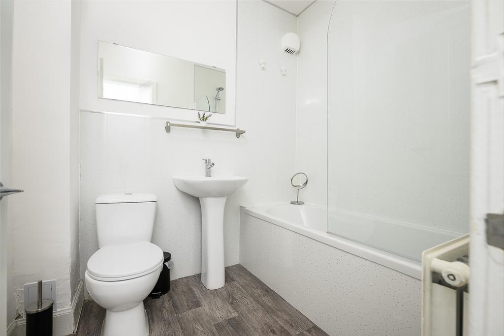 Manor Crescent, Gourock, PA19 1 bed flat £450 pcm (£104 pw)