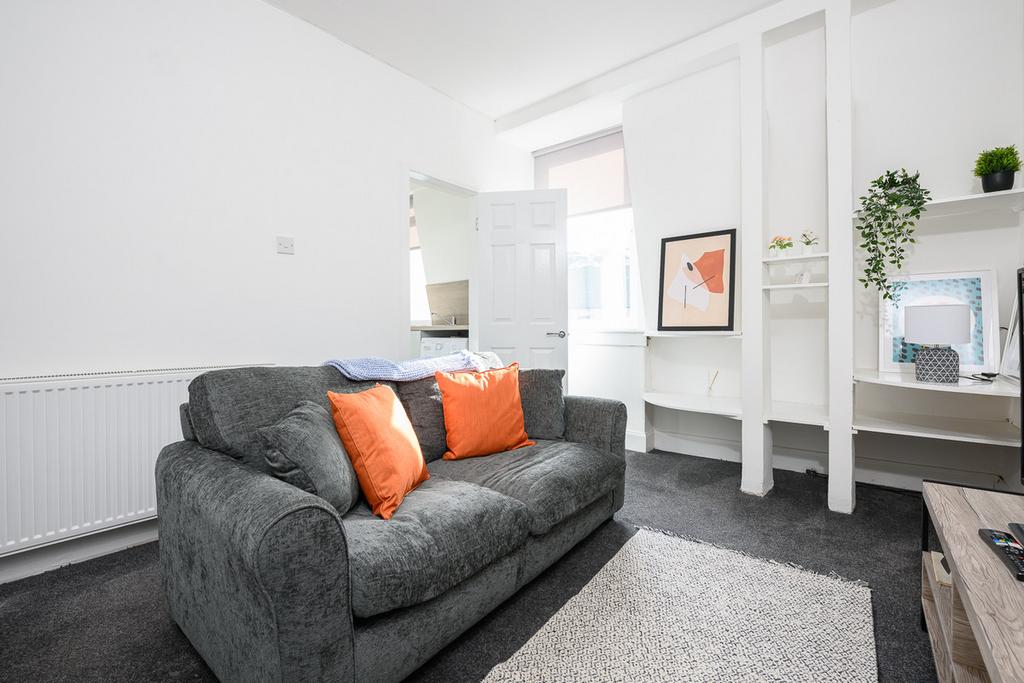 Manor Crescent, Gourock, PA19 1 bed flat £450 pcm (£104 pw)