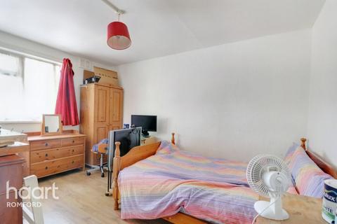 2 bedroom apartment for sale - Western Court, Chandlers Way, Romford