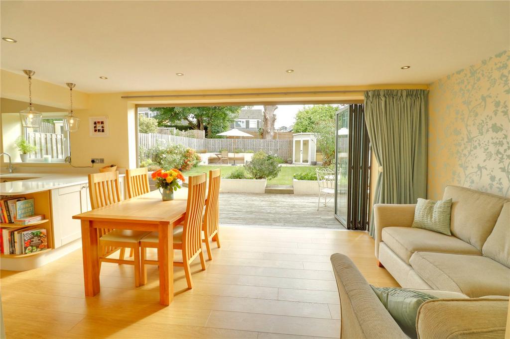West End Drive, Horsforth, Leeds, West Yorkshire, LS18 3 bed detached