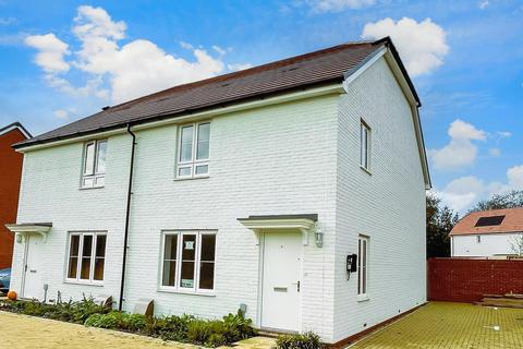 3 bedroom semi-detached house for sale - Gem Place, Eastergate,Chichester, West Sussex
