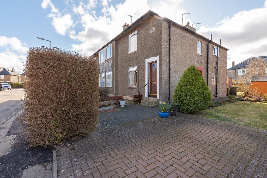 24 Colinton Mains Place, Edinburgh, EH13 3 bed flat £200,000