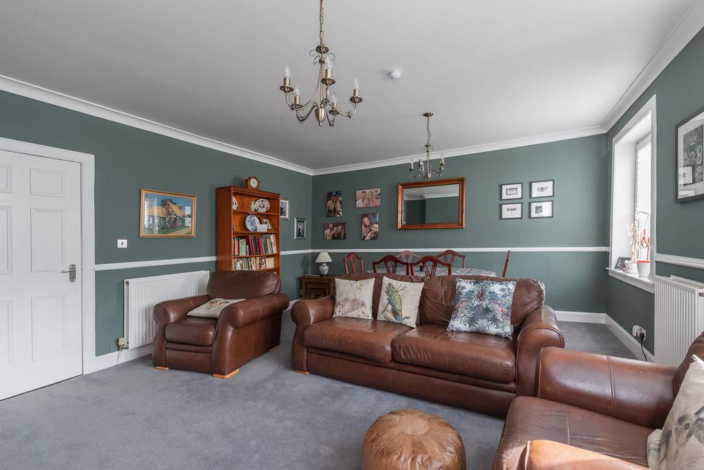 24 Colinton Mains Place, Edinburgh, EH13 3 bed flat £200,000