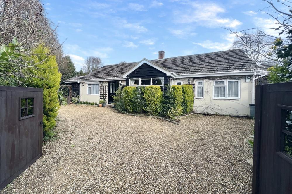 Frogham, SP6 2HS 4 bed detached bungalow for sale £775,000