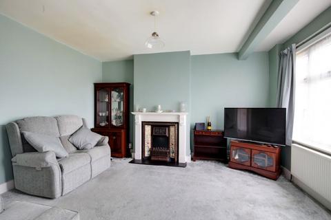 15 Michael Gardens, Hornchurch, RM11 2LJ