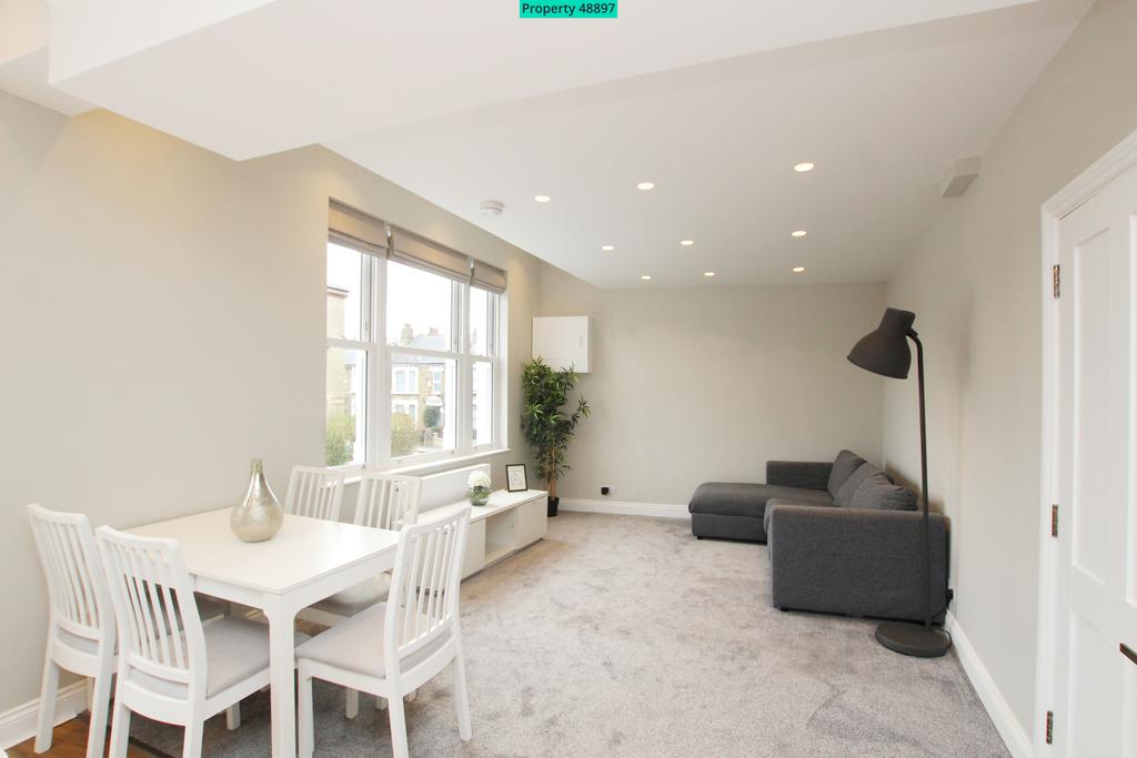 Apartment in London, Blenheim Gardens Estate, Stockwell - View 2