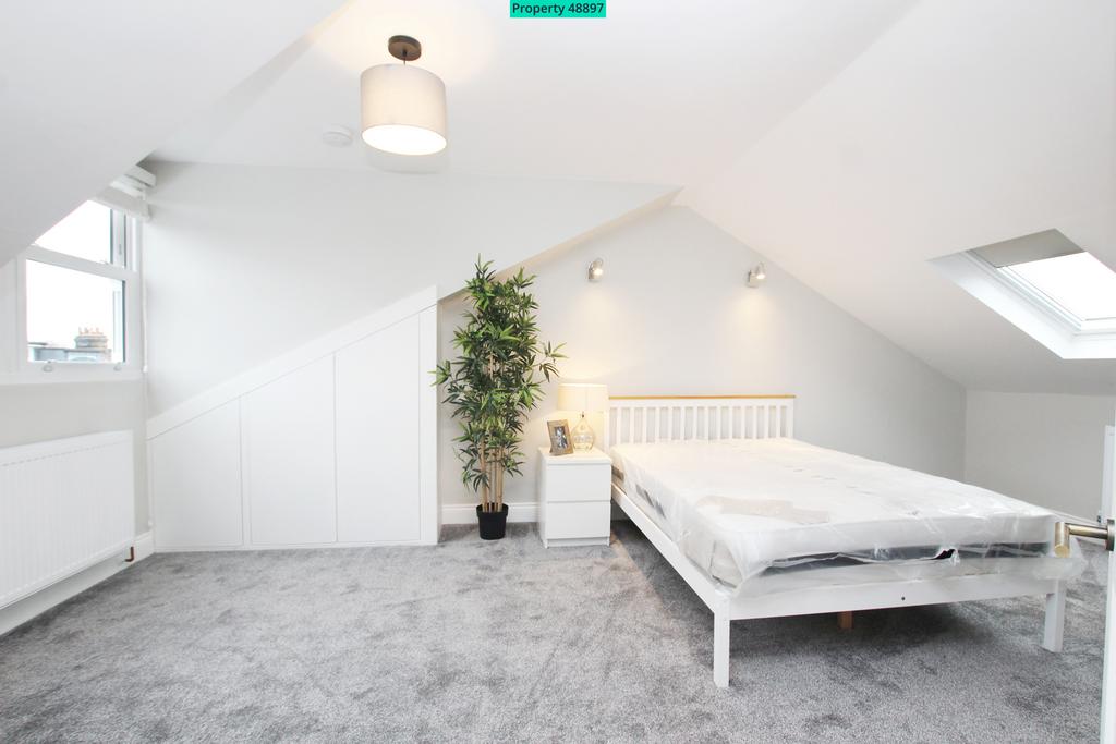 Apartment in London, Blenheim Gardens Estate, Stockwell - View 3