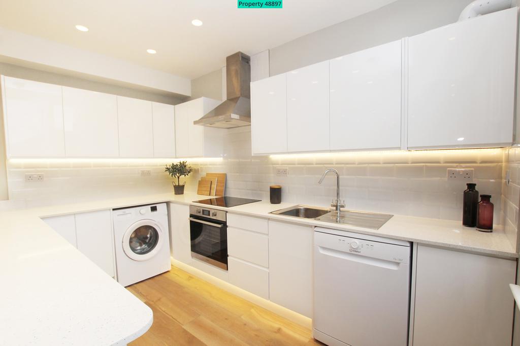 Apartment in London, Blenheim Gardens Estate, Stockwell - View 4