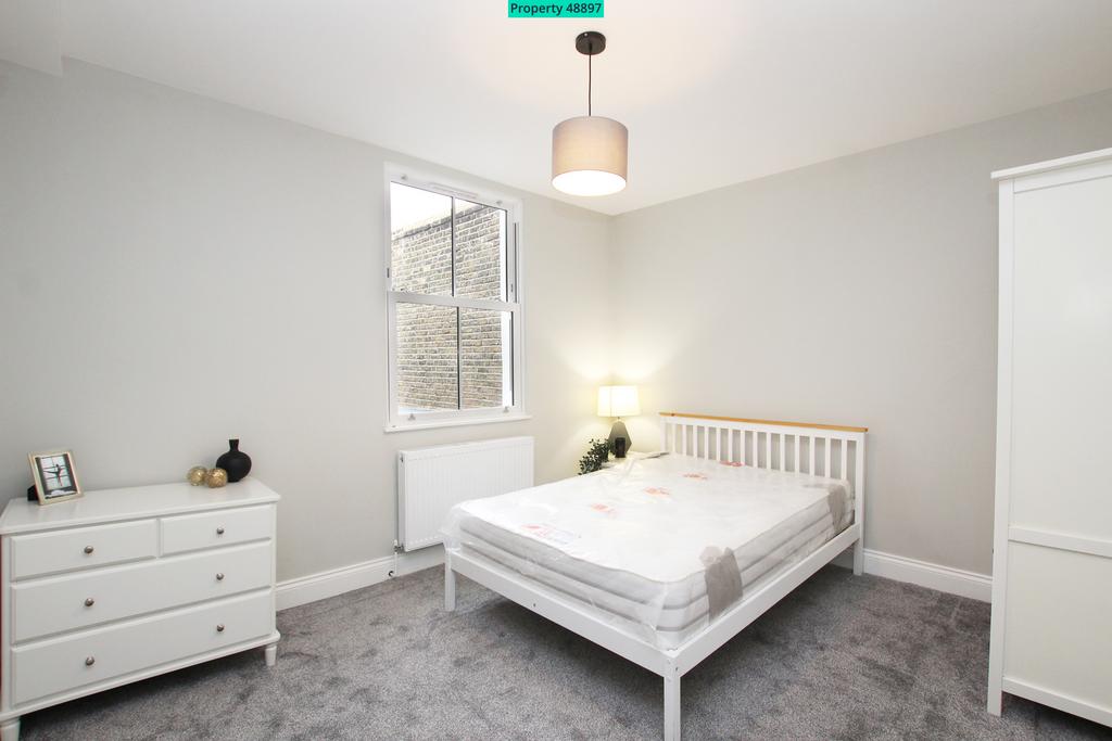Apartment in London, Blenheim Gardens Estate, Stockwell - View 5
