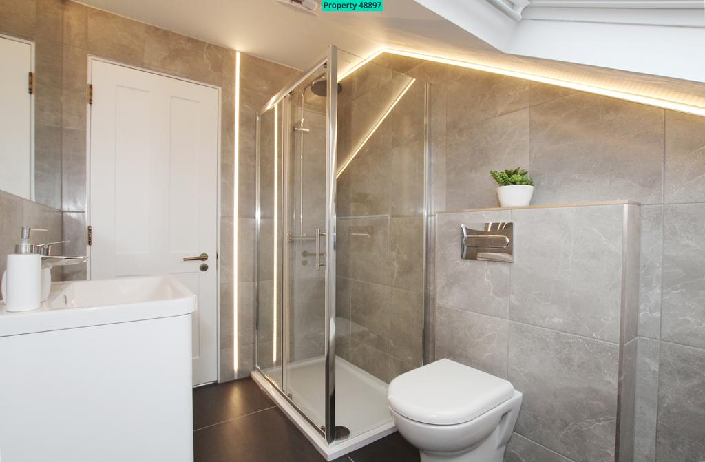 Apartment in London, Blenheim Gardens Estate, Stockwell - More