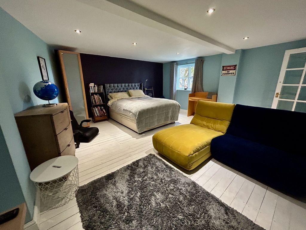 Bedroom 2 (Double)