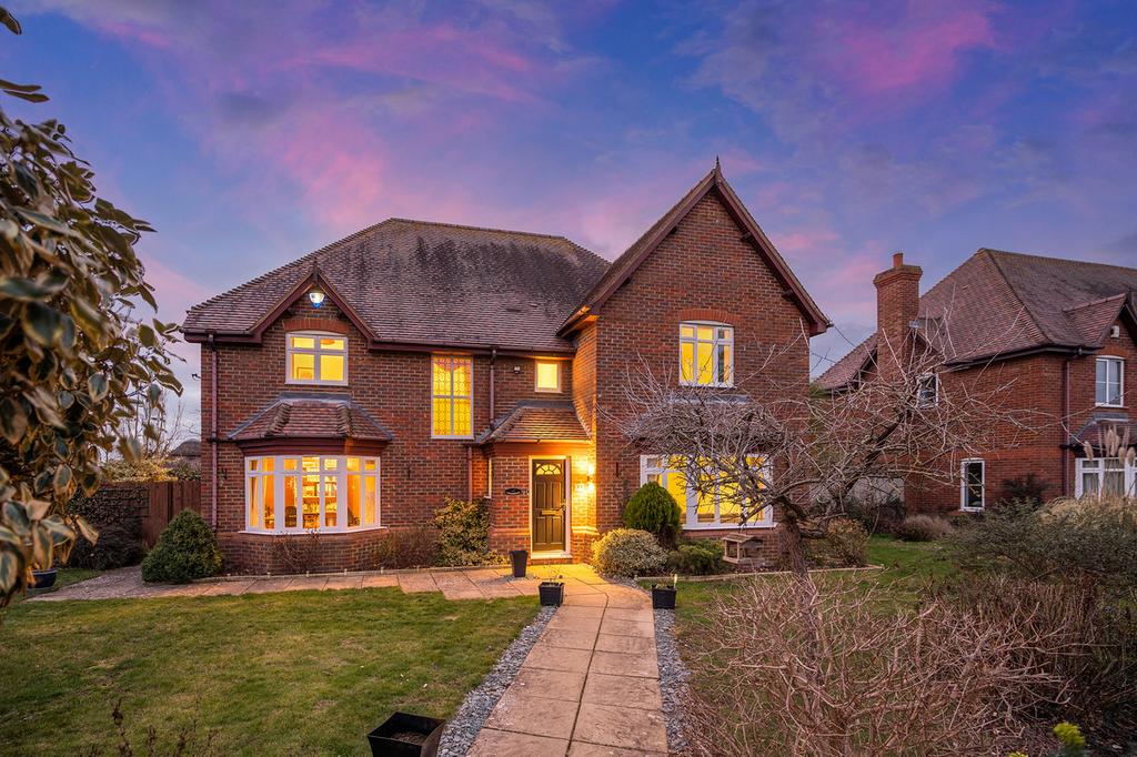 Willington Road, Bedford, MK44 5 bed detached house £850,000