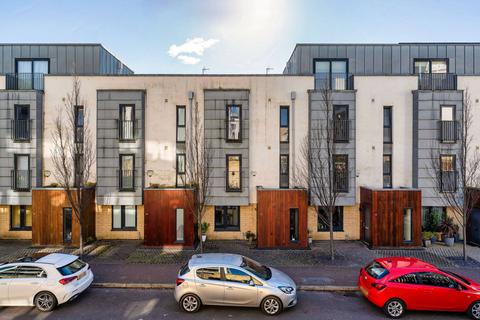 4 bedroom townhouse for sale - 24 Kimmerghame Drive, Fettes, Edinburgh, EH4 2GJ
