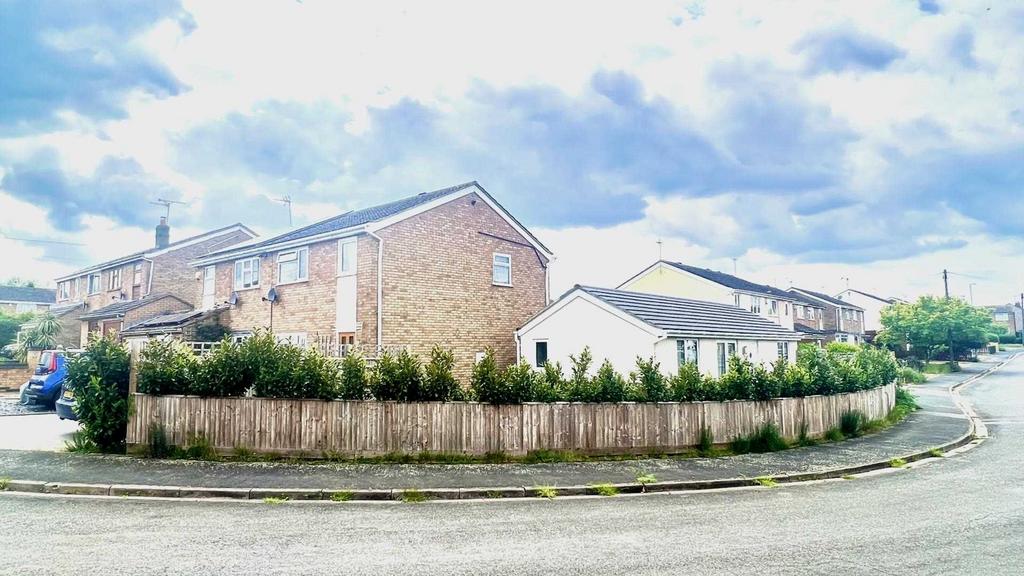 Fairmead Crescent, Rushden 3 bed semidetached house for sale £295,000