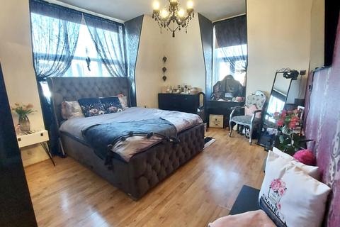 Studio to rent - High Road N22