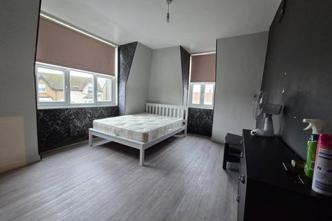Studio to rent, High Road N22