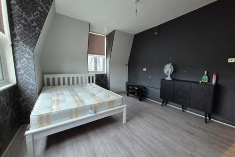 Studio to rent, High Road N22