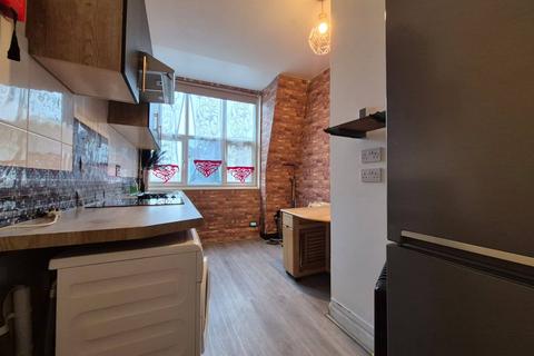 Studio to rent, High Road N22