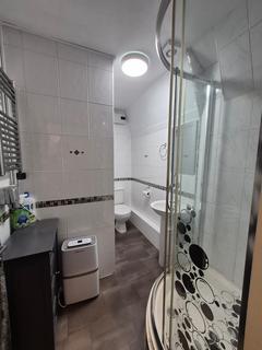 Studio to rent, High Road N22