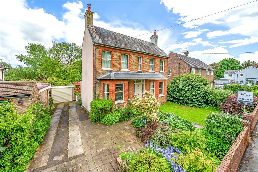 Weybourne Road, Farnham, Surrey, GU9 3 bed detached house for sale £
