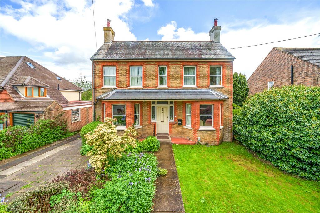 Weybourne Road, Farnham, Surrey, GU9 3 bed detached house for sale £