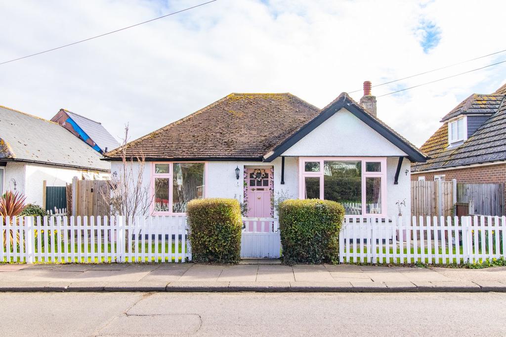 Glenbervie Drive, Herne Bay, CT6 2 bed detached bungalow £350,000