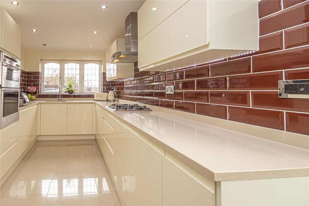 Chalgrove, Welwyn Garden City... 4 bed detached house £725,000