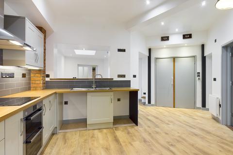 2 bedroom flat to rent, Torquay Road, Paignton