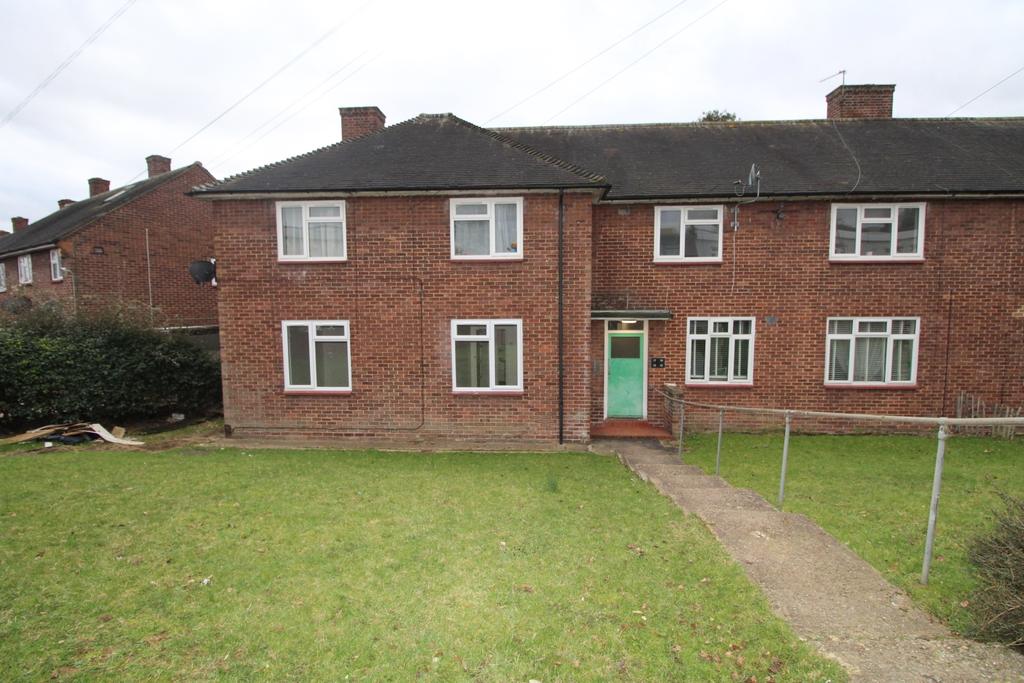 Broseley Gardens, Romford, Essex, RM3 1 bed ground floor flat £1,000
