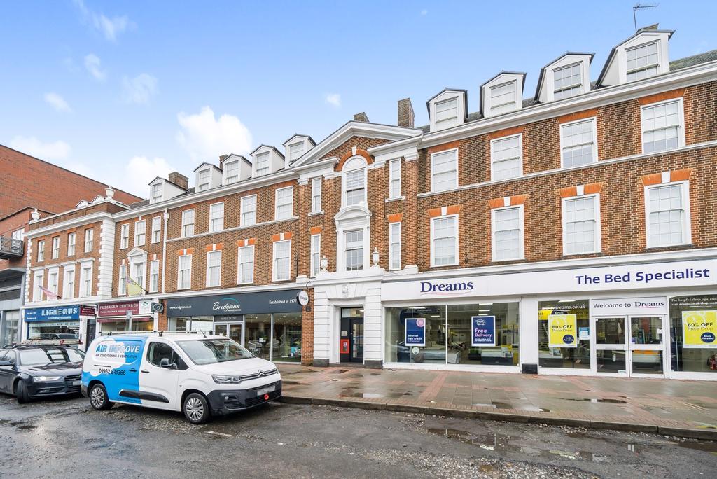 New Zealand Avenue, WaltonOnThames, KT12 1 bed apartment £1,050 pcm