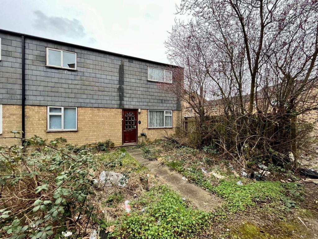 Gibbs Acre Court, Bellinge, Northampton NN3 9AN 3 bed end of terrace