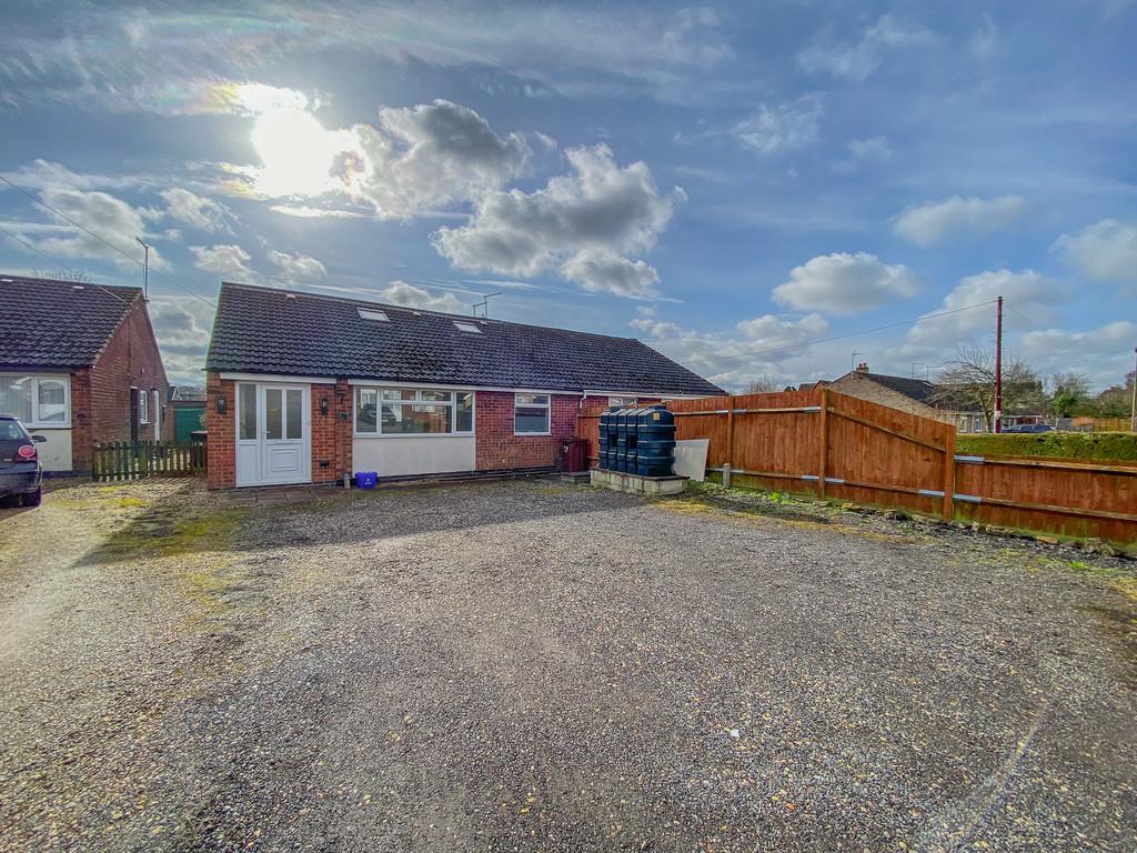 Brookside Close Yelvertoft NN6 6LP 4 bed semidetached bungalow for