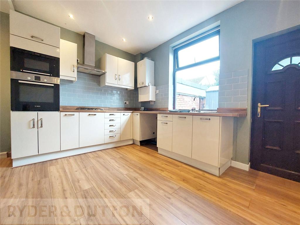 Queens Road, AshtonunderLyne... 2 bed terraced house £795 pcm (£183 pw)