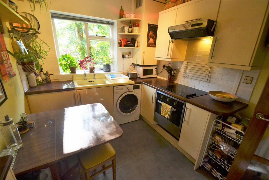 Woodlawn Court, Whalley Range 2 bed flat £850 pcm (£196 pw)
