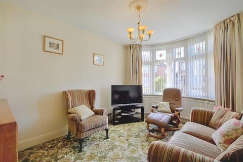 8 Warwick Avenue, Beeston, Nottingham, NG9 2HQ