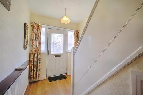 8 Warwick Avenue, Beeston, Nottingham, NG9 2HQ