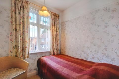 8 Warwick Avenue, Beeston, Nottingham, NG9 2HQ