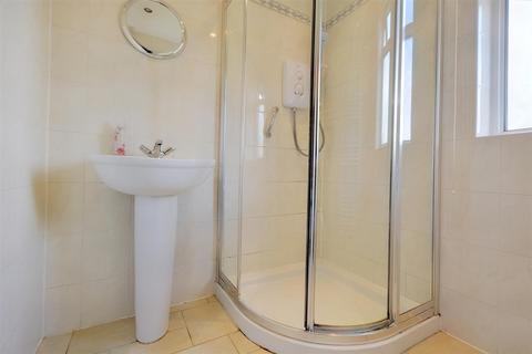 8 Warwick Avenue, Beeston, Nottingham, NG9 2HQ