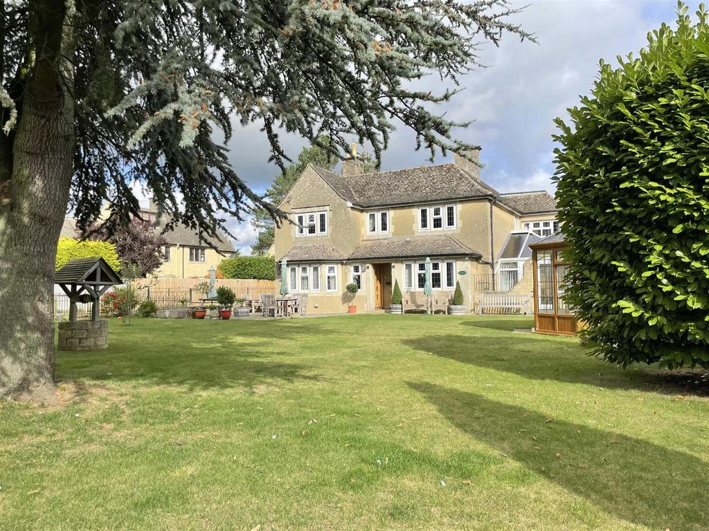 Rissington Road, BourtonontheWater 7 bed detached house £1,075,000