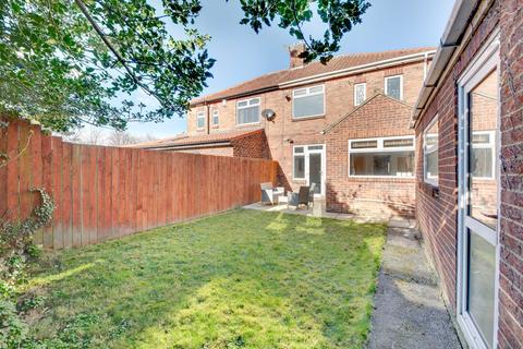 3 bedroom semi-detached house for sale - Fellmere Avenue, Heworth, Gateshead, NE10