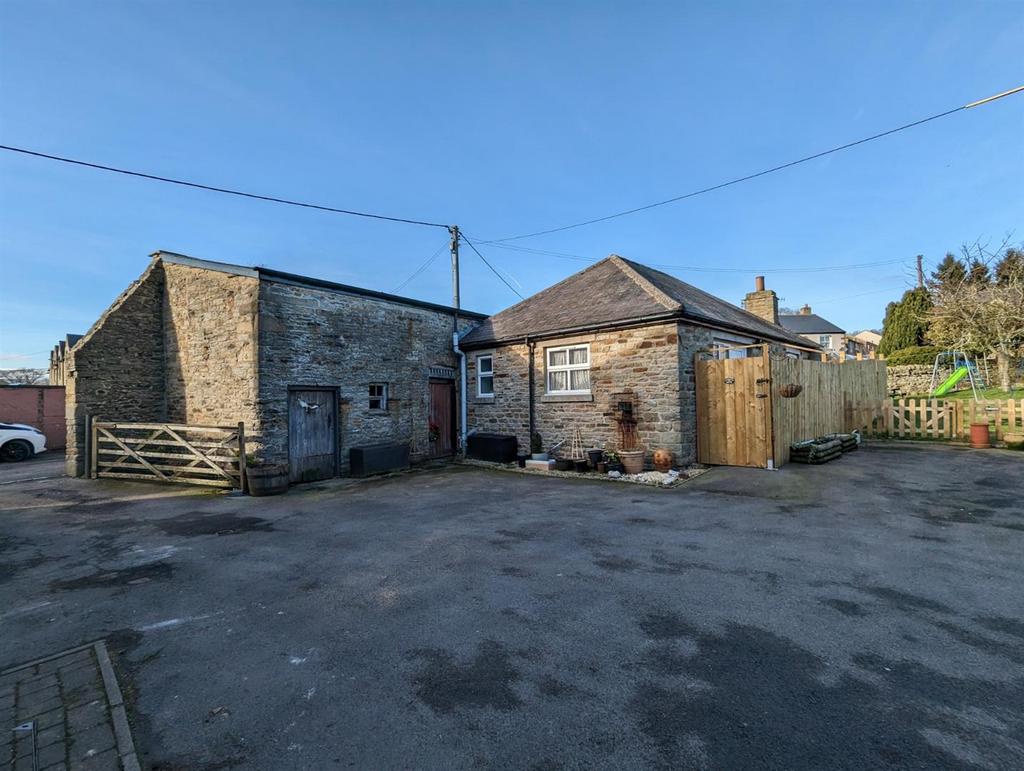 Front Street, Westgate, Auckland 5 bed end of terrace house £