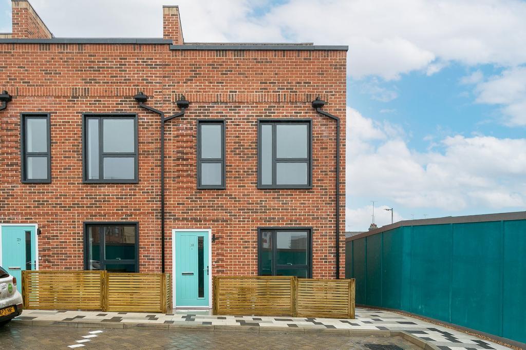 Spinners Avenue, Watford, WD18 3 bed terraced house £2,100 pcm (£485 pw)