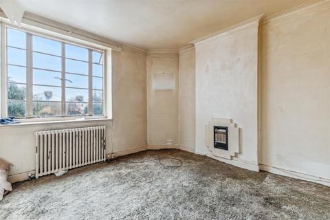 142 Watchfield Court, London, W4 4NE
