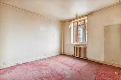 142 Watchfield Court, London, W4 4NE